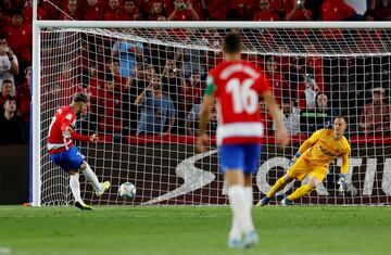 2-0. Álvaro Vadillo marcó de penalti el segundo gol. El árbitro Cuadra Fernández decretó la pena máxima tras consultar en el VAR una mano de Arturo Vidal.