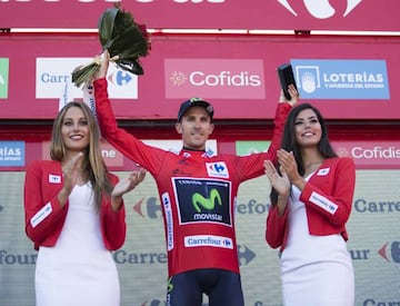 Rubén Fernandez posa con el maillot de líder de la Vuelta a España 2016 tras la etapa del Mirador de Ézaro.