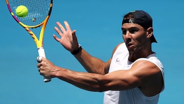 El tenista espa&ntilde;ol Rafa Nadal golpea una bola durante un entrenamiento en las pistas de Melbourne Park.