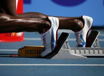 Detalle de los zapatos de Usain Bolt en la línea de salida antes de la prueba de 200m