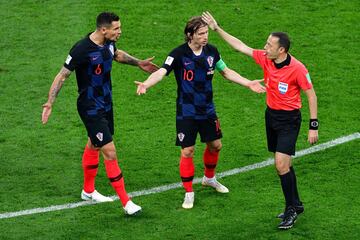 El árbitro Cuneyt Cakir con Luka Modric y Dejan Lovren.