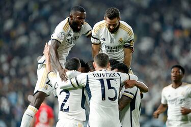 2-1. Ferland Mendy celebra con sus compañeros el segundo gol que marca en el minuto 28 de partido.