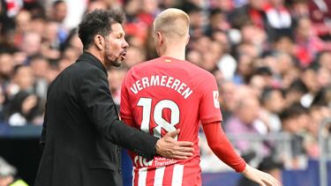 Simeone, en el momento de dar entrada a Vermeeren en el campo.