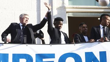 El entrenador del Real Madrid, Carlo Ancelotti, junto a Vinicius Jr. saluda desde la Real Casa de Correos, sede de la Comunidad de Madrid para celebrar su victoria en la final de la Liga de Campeones.