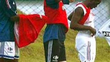 <b>SÍ QUE CUENTAN</b>. El nuevo entrenador de la selección gala, Jacques Santini, ha dado la lista de la "nueva Francia" que busca resarcirse de su mal Mundial. La lógica se ha impuesto y, aunque hay descartes, Zidane seguirá siendo el emperador de Francia.