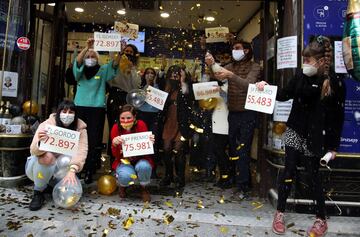 Loteros de la administración de "Doña Manolita" de Madrid festejan haber vendido décimos del premio Gordo.