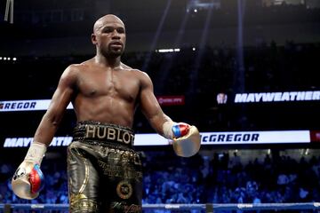 Floyd Mayweather ha sido quizá el boxeador que más ha podido ‘aprovechar’ el tirón mediático que genera retirarse. Un regreso siempre vende más y en su carrera ha sido una constante. Su primer regreso fue ante Juan Manuel Márquez en 2009 tras casi dos años sin pelear. Después, se retiró de manera oficial en 2015, pero dos años después volvió ante Conor McGregor para sumar el 50-0. El de este domingo, por tanto, será su tercera vuelta al ring (con 44 años), aunque tomado por pinzas: es un pleito de exhibición como el que hizo en Japón contra Nasukawa en 2018.