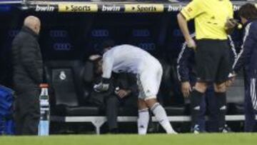 HACE 14 DÍAS LE DEDICÓ UN GOL... Corría el minuto 69 del partido contra la Real Sociedad. Cristiano marcaba el 4-2 al transformar un libre directo y salía corriendo hacia el banquillo. Allí se fundía en un abrazo con Mourinho dedicándole el tanto. Esto ocurrió hace sólo 14 días, el pasado 6 de enero. Al término del encuentro, el crack portugués también pidió públicamente apoyo para su entrenador.