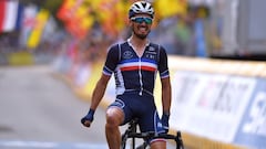 Julian Alaphilippe cruza la l&iacute;nea de meta y se proclama campe&oacute;n del mundo de ciclismo en ruta 2021.