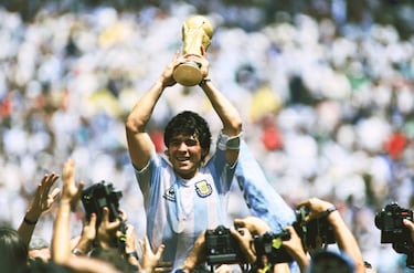 'El Diez' estuvo presente en cuatro Mundiales (España '82-EEUU '94) en los que marcó la historia del fútbol. En México '86, logró su mejor nivel y llevó a Argentina a su segundo título con cinco goles, dos históricos: la Mano de Dios y el 'Gol del Siglo'. En Italia repitió final y en EEUU salió por doping.