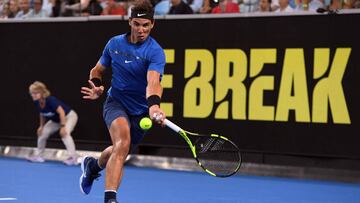 Rafa Nadal devuelve una bola durante su partido ante Lleyton Hewitt en el  &quot;Tie Break Tens&quot; de Melbourne.