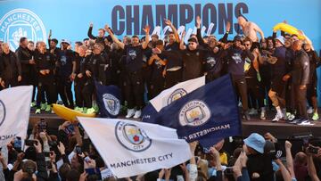 El City celebra su Premier League en las calles de Manchester