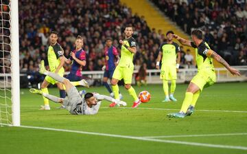 El portero del Mallorca durante el partido contra el Barcelona.