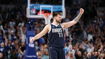 Luka Doncic celebra una acción con los Dallas Mavericks.