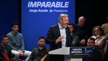 El candidato del PP a la Presidencia de Aragón, Jorge Azcón, interviene en un mitin durante la campaña electoral del 8-F en Aragón, a 4 de febrero de 2026, en Huesca, Aragón (España). A cinco días de los comicios y con Vox en línea ascendente en las encuestas, Feijóo ha pedido "máxima movilización" porque el "objetivo" del PSOE "no es ganar" sino que Jorge Azcón "no tenga la mayoría suficiente para seguir gestionando esta tierra a la velocidad que ha conseguido imponerle".
04 FEBRERO 2026;CAMPAÑA;ELECCIONES;CAMPAÑA ELECTORAL;MAÑOS;MAÑAS;MITIN;OSCENSE;ARAGÓN
Verónica Lacasa / Europa Press
04/02/2026