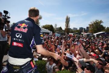 Sebastian Vettel atendiendo a la afici¨®n.