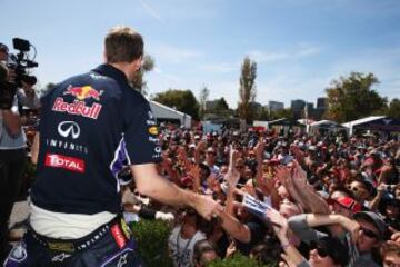 Sebastian Vettel atendiendo a la afición.