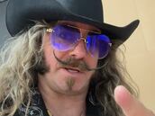 Richie Jackson sale del armario como sólo él sabe hacerlo