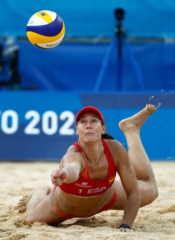 La pareja espa?ola Liliana y Elsa pierden con las chinas Xue y Wang por 21-13 y 10-21. Esperar¨¢n resultados para estar en la siguiente ronda.