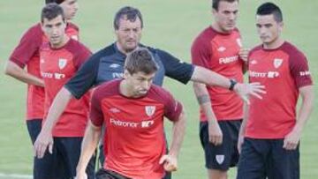 <b>SUPLENTE HOY. </b>Llorente, ajeno a toda la pol¨¦mica, jugar¨¢ en la segunda parte ante el Slaven.