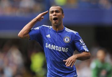 Ashley Cole era la estrella del Arsenal. En 2006 se acabó su contrato, pero no quiso renovar y se marchó al Chelsea por 7.4 millones de euros, Muchos gunners no le han perdonado la traición. 