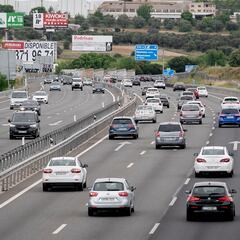 ¿Se puede adelantar a un coche por la derecha? Los casos en los que la DGT sí lo permite