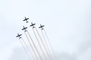 Aviones sobrevuelan sobre la capital de España durante el desfile del 12 de octubre en el día de la Hispanidad 2025.