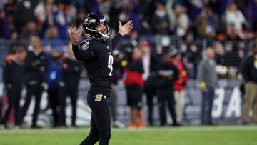 Justin Tucker festeja tras anotar un FG en los últimos segundos de la victoria de los Ravens vs. los Bengals.