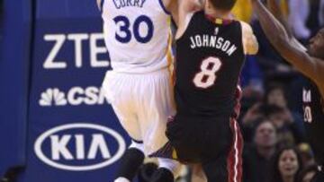 Stephen Curry lanza ante Tyler Johnson.