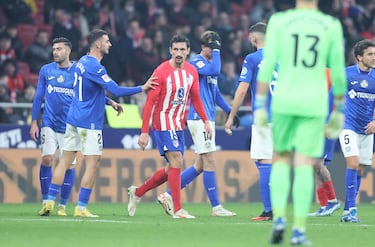 Stefan Savic expulsado, doble amarilla, en el minuto 37 por soltar el brazo a Jaime Mata y golpearle en el rostro.