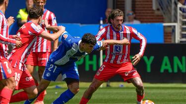 De Paul pelea por un balón en el encuentro ante el Alavés.