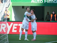 ELCHE (ALICANTE), 07/12/2025.- El centrocampista Germán Valera (d) celebra con su compañero Bigas tras marcarle el primer gol al Girona durante el partido de la jornada 15 de LaLiga EA Sports disputado este domingo en el estadio Martínez Valero de Elche. EFE/Pablo Miranzo