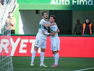 ELCHE (ALICANTE), 07/12/2025.- El centrocampista Germán Valera (d) celebra con su compañero Bigas tras marcarle el primer gol al Girona durante el partido de la jornada 15 de LaLiga EA Sports disputado este domingo en el estadio Martínez Valero de Elche. EFE/Pablo Miranzo