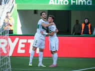 ELCHE (ALICANTE), 07/12/2025.- El centrocampista Germán Valera (d) celebra con su compañero Bigas tras marcarle el primer gol al Girona durante el partido de la jornada 15 de LaLiga EA Sports disputado este domingo en el estadio Martínez Valero de Elche. EFE/Pablo Miranzo