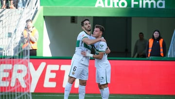 ELCHE (ALICANTE), 07/12/2025.- El centrocampista Germán Valera (d) celebra con su compañero Bigas tras marcarle el primer gol al Girona durante el partido de la jornada 15 de LaLiga EA Sports disputado este domingo en el estadio Martínez Valero de Elche. EFE/Pablo Miranzo
