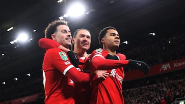 Curtis Jones, Dawin N¨²?ez y Cody Gakpo, jugadores del Liverpool, celebran el gol anotado por el neerland¨¦s ante el Fulham en Carabao Cup.