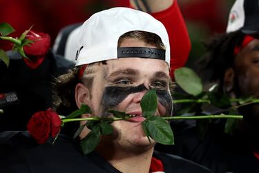 El 1-2 de enero fue el fin de semana de las Bowls en el fútbol americano y quizá la más espectacular fue la Rose Bowl, que disputaron las universidades de Ohio State, los Buckeyes, y Utah, los Utes. Se impusieron los de Ohio por 48 a 45 en un auténtico festival de juego ofensivo. En la foto, un jugador de los Buckeyes sostiene una rosa con los dientes.