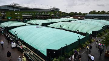 Varias pistas de Wimbledon cubiertas con lonas para protegerlas de la lluvia.