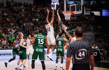 Edy Tavares captura un balón por encima de Osetkowski.