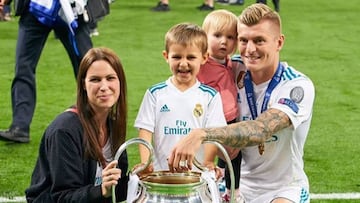 Toni Kroos con su mujer y sus dos hijos celebrando la 13&ordf; Champions League del Real Madrid