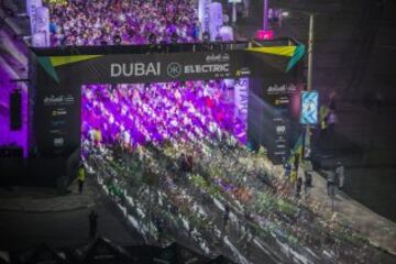 Miles de corredores toman parte de la primera carrera de Damans ActiveLife Electric Run en Dubai. La única condición, llevar sticks de led o un objeto fluorescente. 