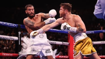 Canelo golpea a Plant durante su combate.