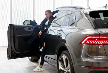 La plantilla del Real Madrid recibe sus nuevos coches