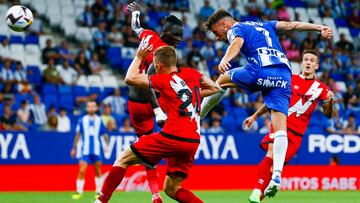 Puado remata un balón en el partido entre Espanyol y Rayo Vallecano.