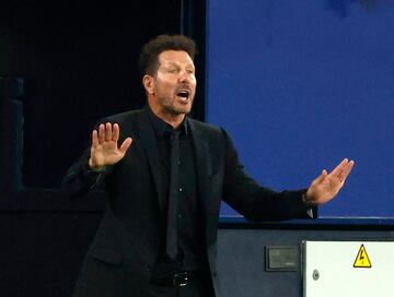 Simeone da instrucciones a su equipo.