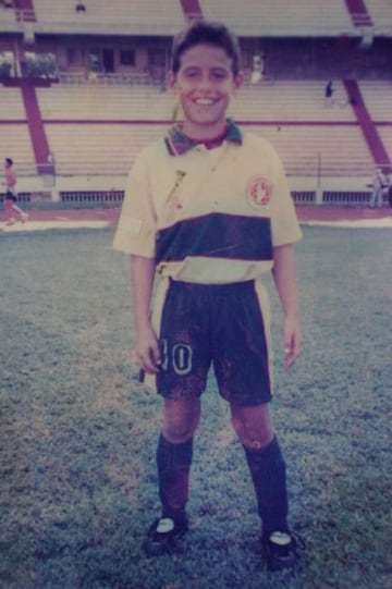 A los 12 años ganó su primer título. Con un gol olímpico, selló la victoria de su club ante Deportivo Cali en la edición de 2004 Pony Fútbol, uno de los torneos infantiles más importantes de Colombia