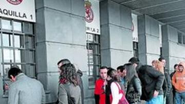 <b>EXPECTACIÓN. </b>Los no abonados acudieron ayer a las taquillas.