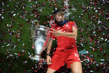 El mediocentro espa?ol gan¨® su primera Copa de Europa con el Bayern de M¨²nich en 2013 venciendo al Borussia Dortmund. La segunda la obtuvo en 2020 tras imponerse al PSG en Lisboa.