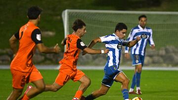 Pablo García, jugador del Deportivo, conduce el balón ante el Sámano en la Copa del Rey.
