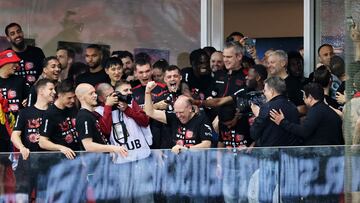 Fernando Carro, CEO del Bayer Leverkusen, celebra con los jugadores el primer título de campeones de la Bundesliga.